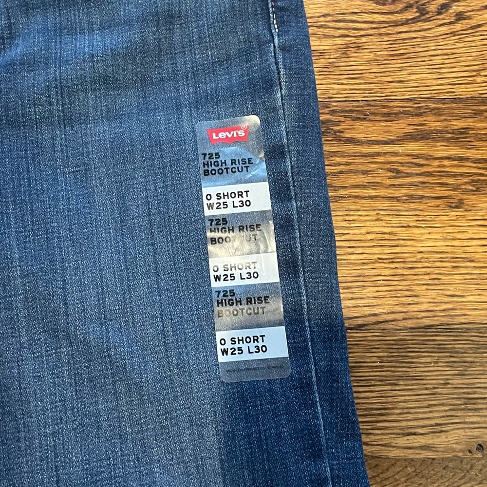 Levi’s 725 High Rise Bootcut - Picture 4 of 14